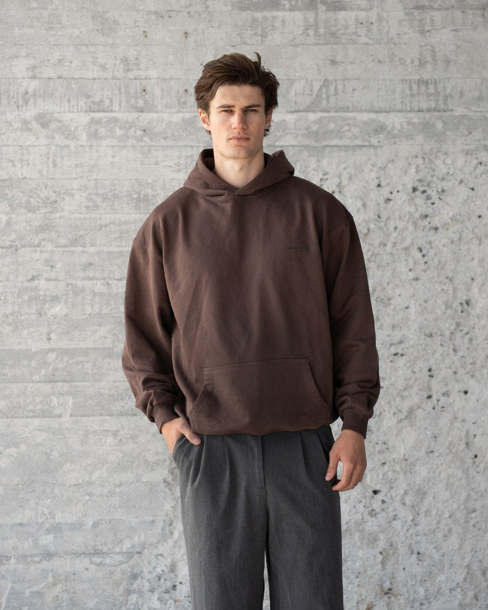 Unmarkiertes Hoodie-Ton-auf-Ton-Braun
